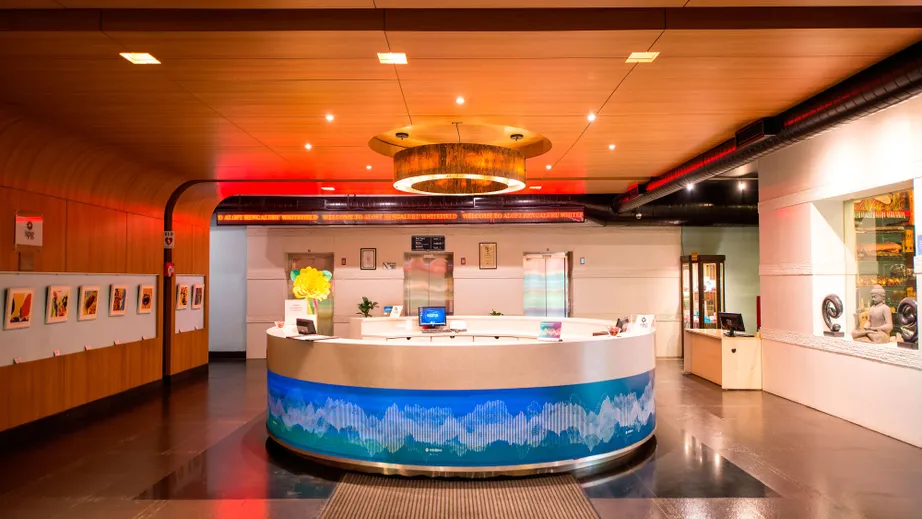 blrwl lobby 6693 hor clsc O